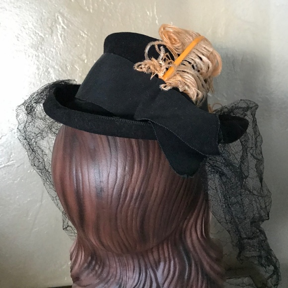 IMPOSING 1930S' BLACK FELT TILT FEDORA WITH GOLD OSTRICH FEATHER & INTACT VEIL - Picture 6 of 15